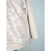 Elegancka bluzka zdobiona koronką w stylu boho - beżowa